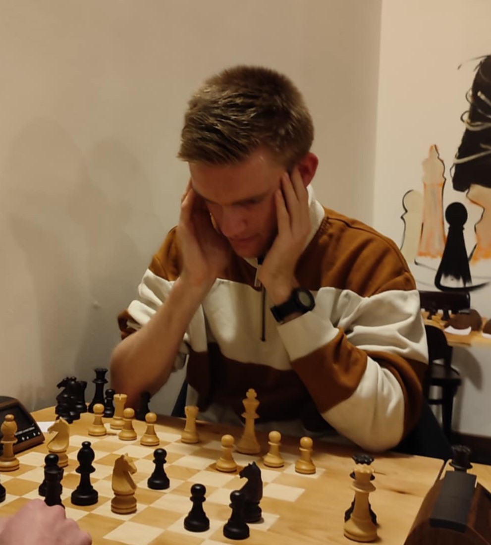 Moi jouant aux échecs